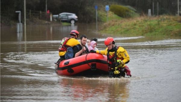 Шторм «Деннис» вызвал наводнения и оползни в Великобритании