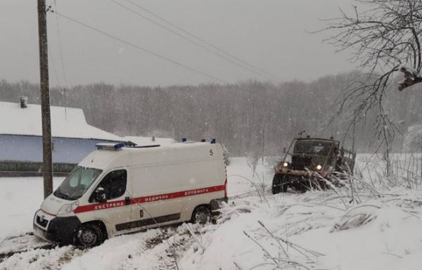 Непогода в Украине: обесточены 600 населенных пунктов, из снежного плена освобождены 134 машины