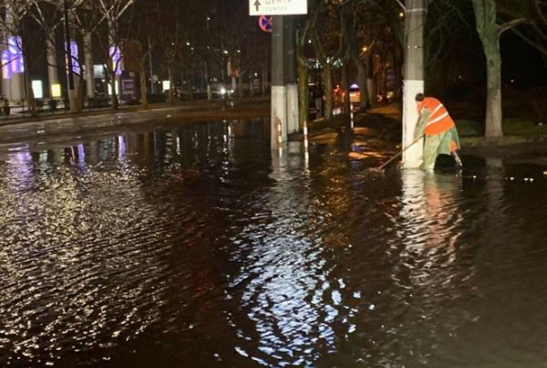 Сильный дождь затопил улицы Одессы