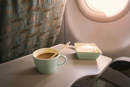<br />
Стюардесса раскрыла опасность кофе и чая на борту самолета<br />

